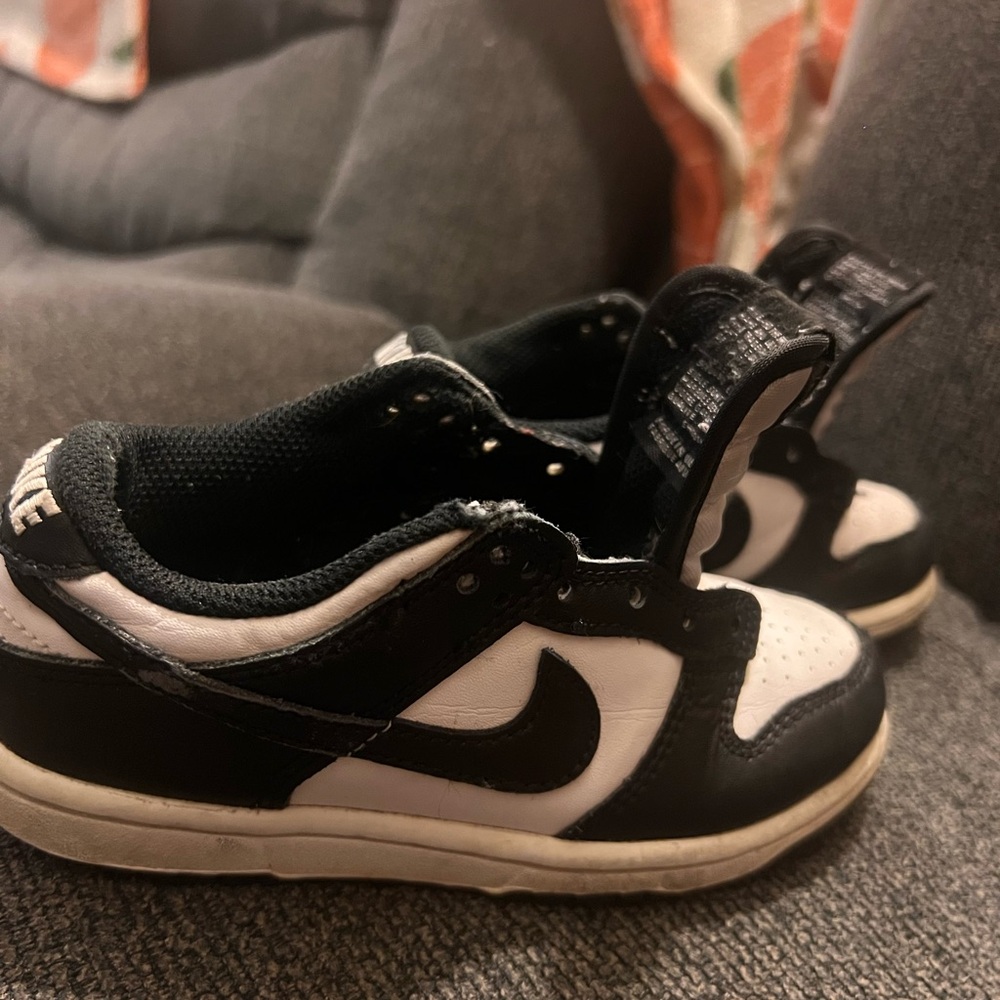 Pre~loved Nike Kids Black and White Sneakers AKA Dunk low. - Picture 2 of 8